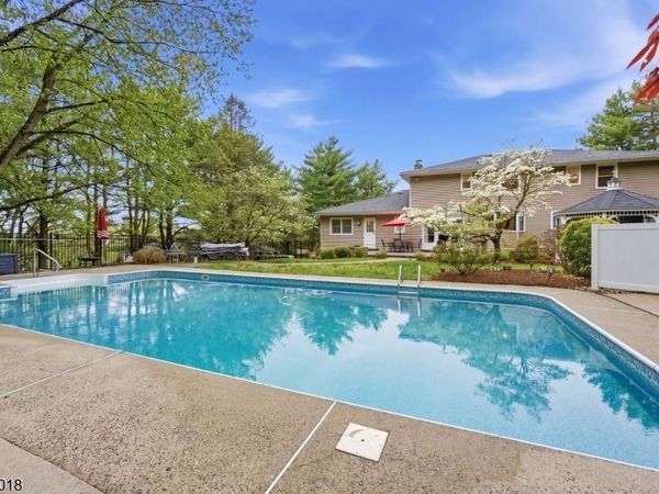 15 Sunrise Cir, Clinton, NJ 08809