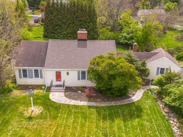 10 Cedar Wax Wing Rd, Allamuchy, NJ 07840