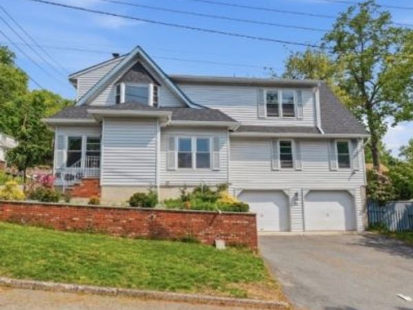 31 Knoble Pl, Hawthorne, NJ 07506