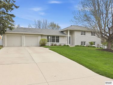 21708 Leavenworth Street , Omaha, NE 68022