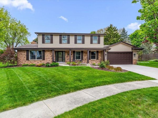 800 Sweetbriar COURT, Waukesha, WI 53186