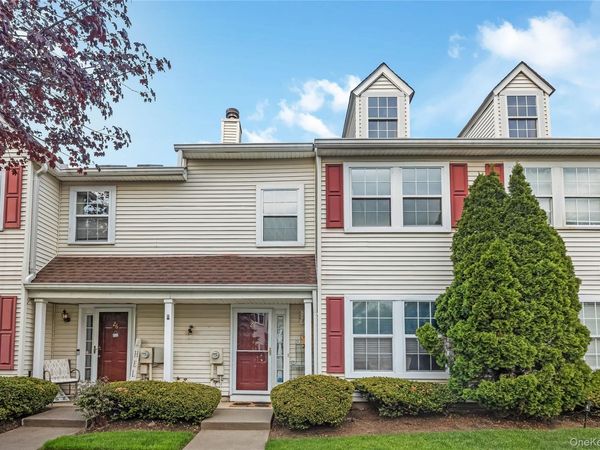 27 Stratford Green, Farmingdale, NY 11735