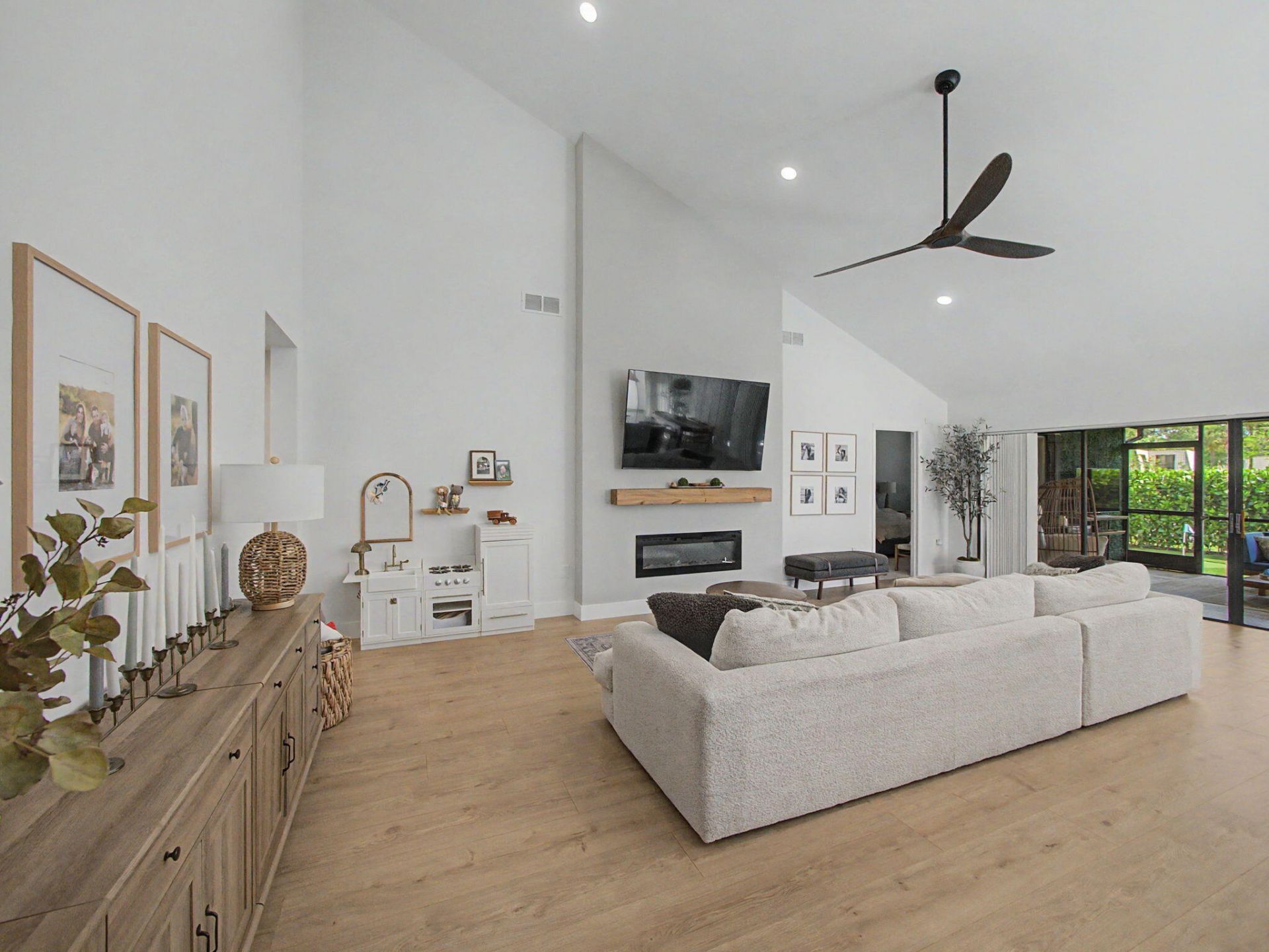 2631 Mohawk Circle, West Palm Beach, FL 33409 Photo