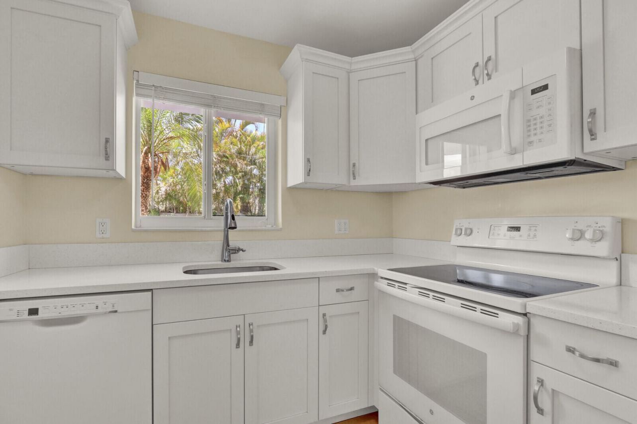 9 Westwood Avenue, Unit 102b, Tequesta, FL 33469 Photo