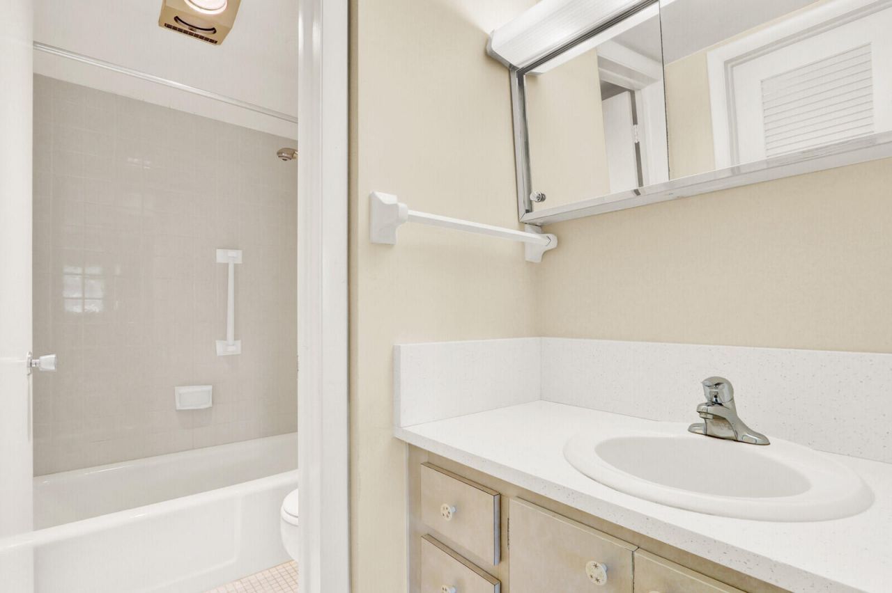 9 Westwood Avenue, Unit 102b, Tequesta, FL 33469 Photo