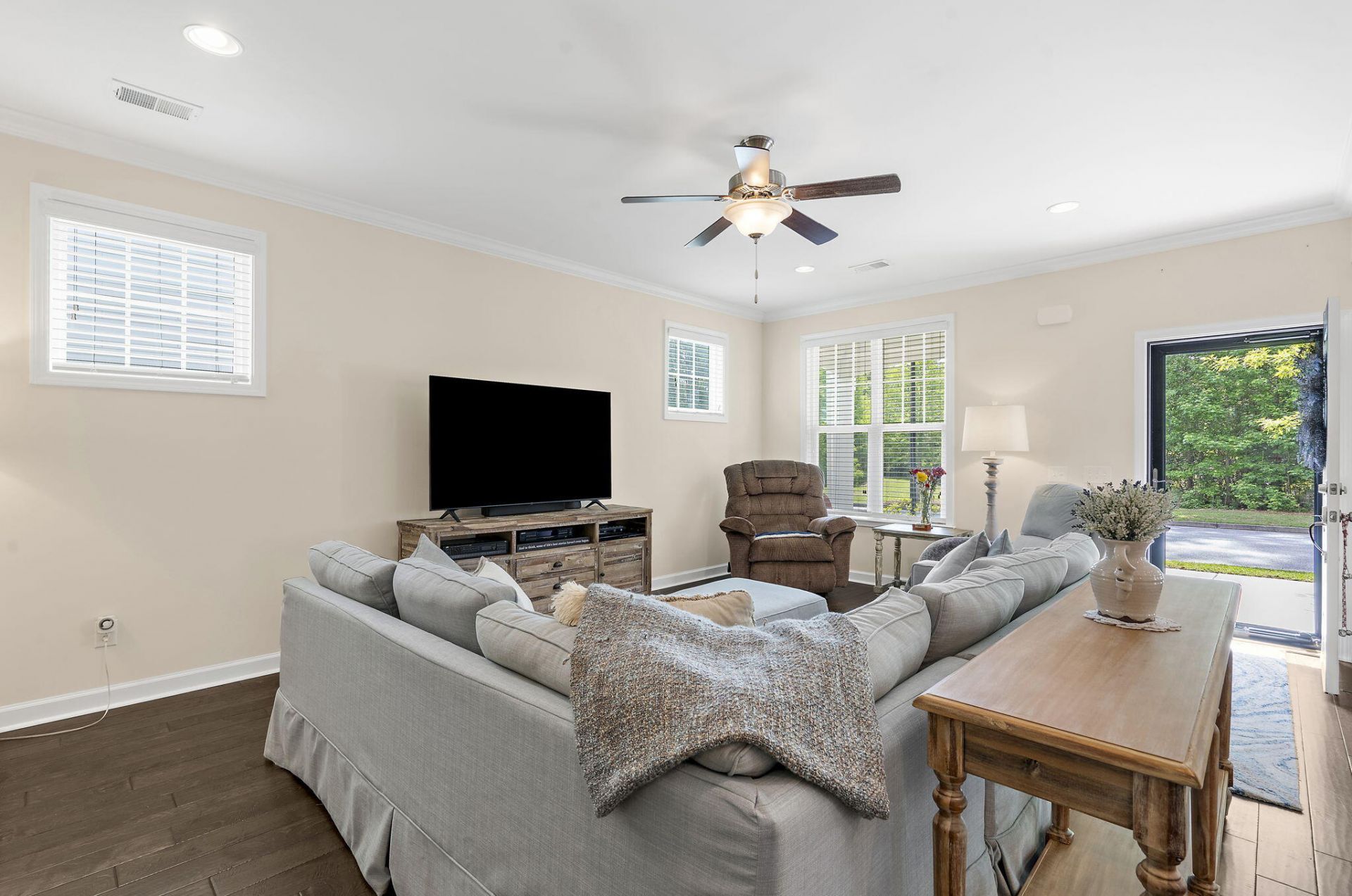 1647 Emmets Road Photo 8