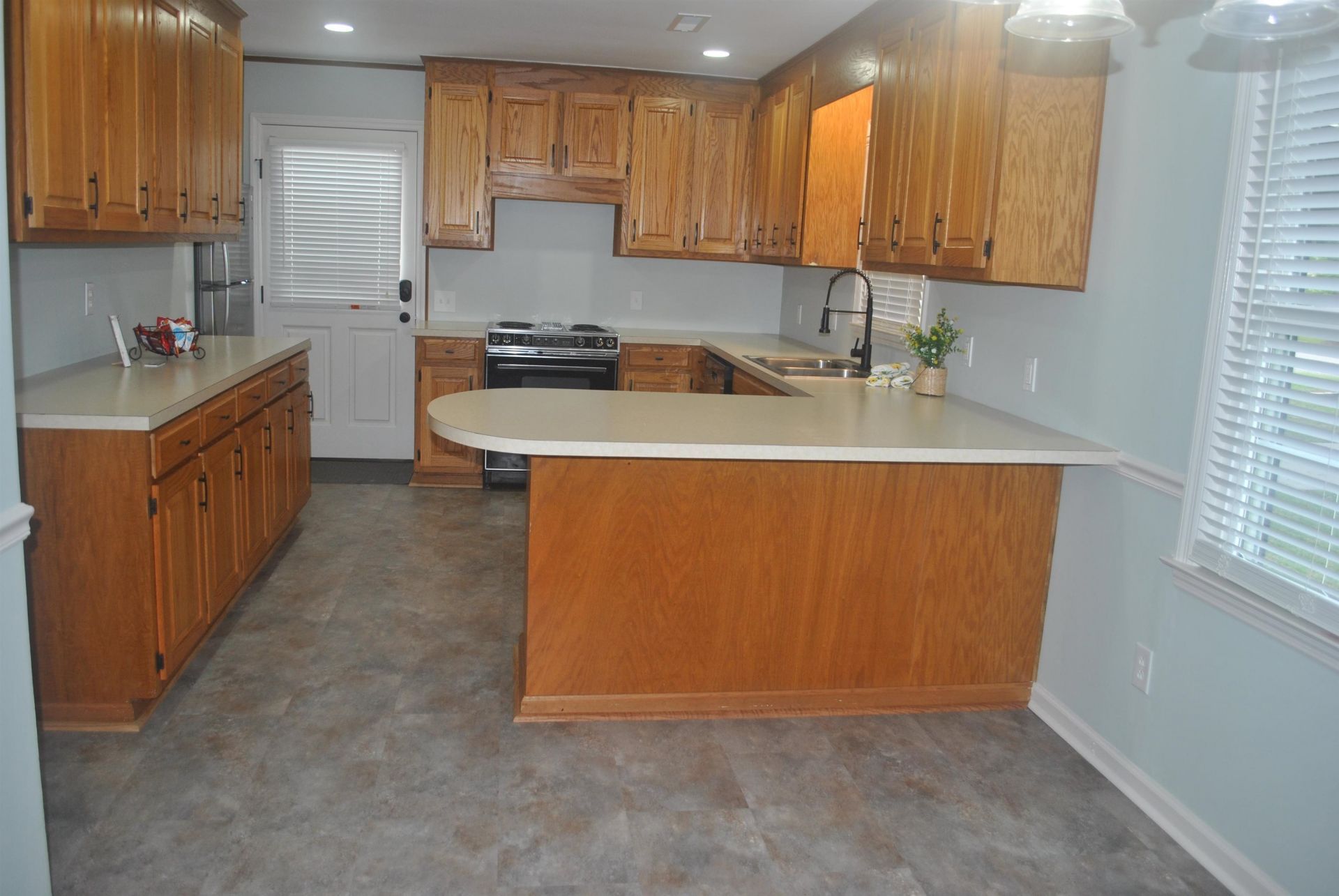 396 Lakewood Ave. Photo 10