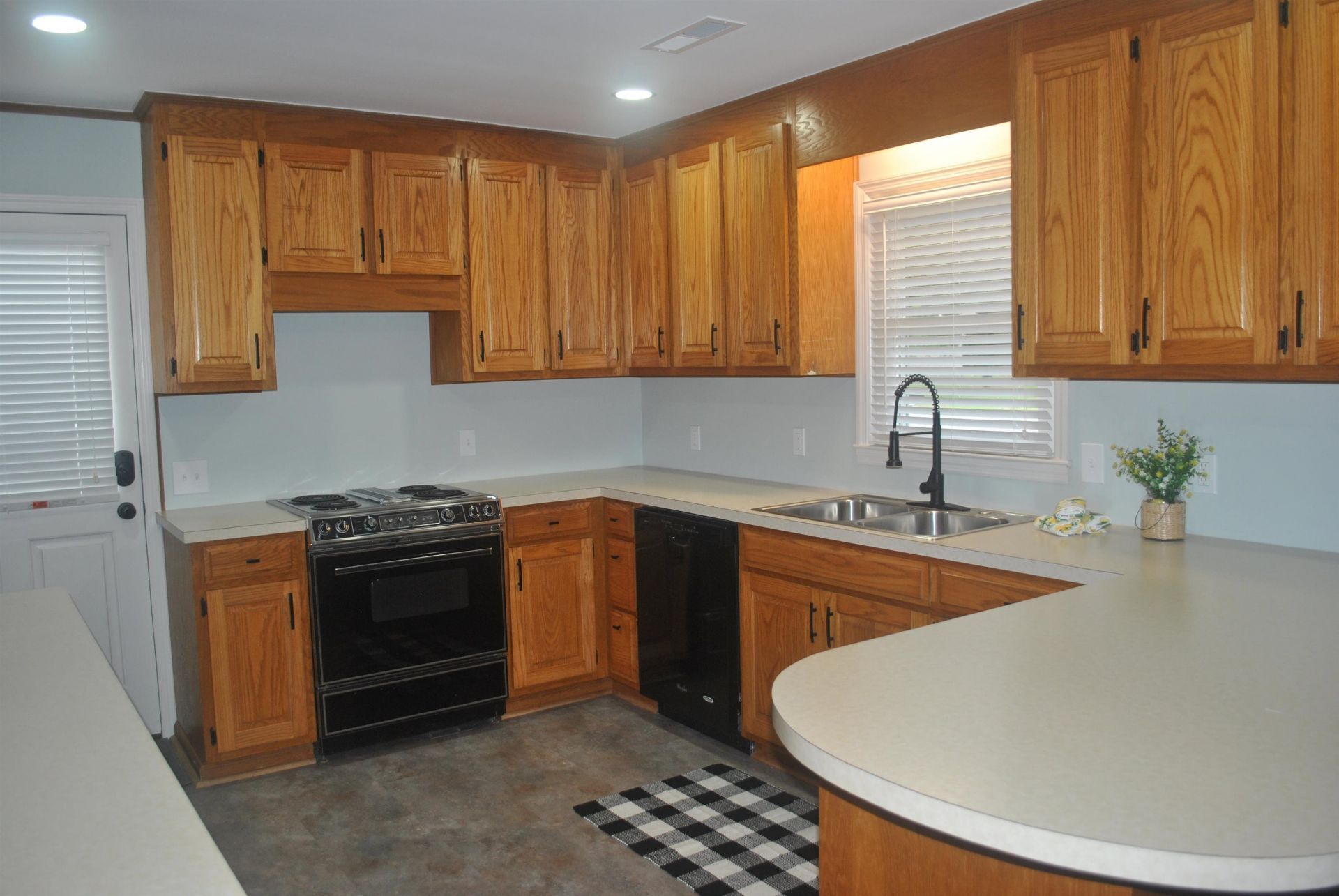 396 Lakewood Ave. Photo 9