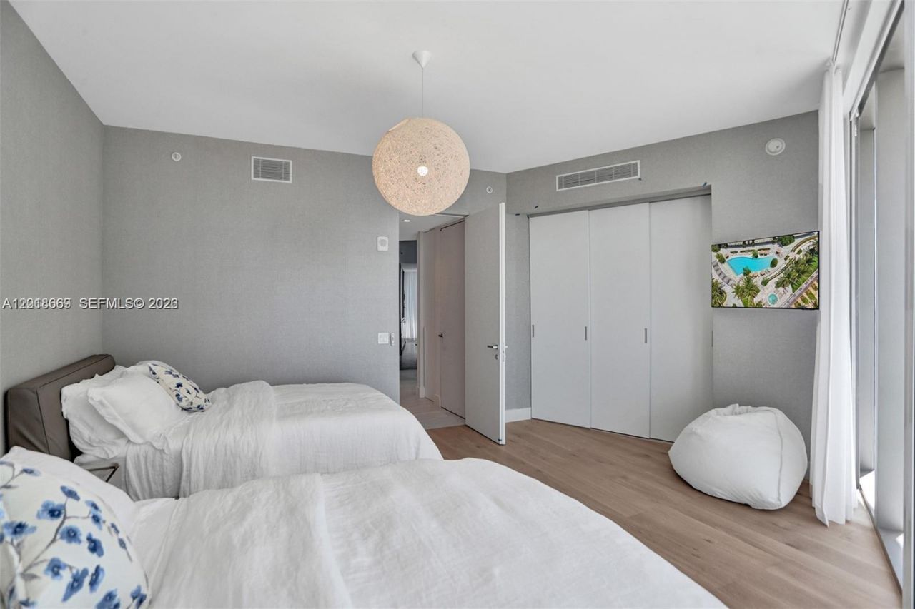 18975 Collins Ave , Unit 2204, Sunny Isles Beach, FL 33160 Photo