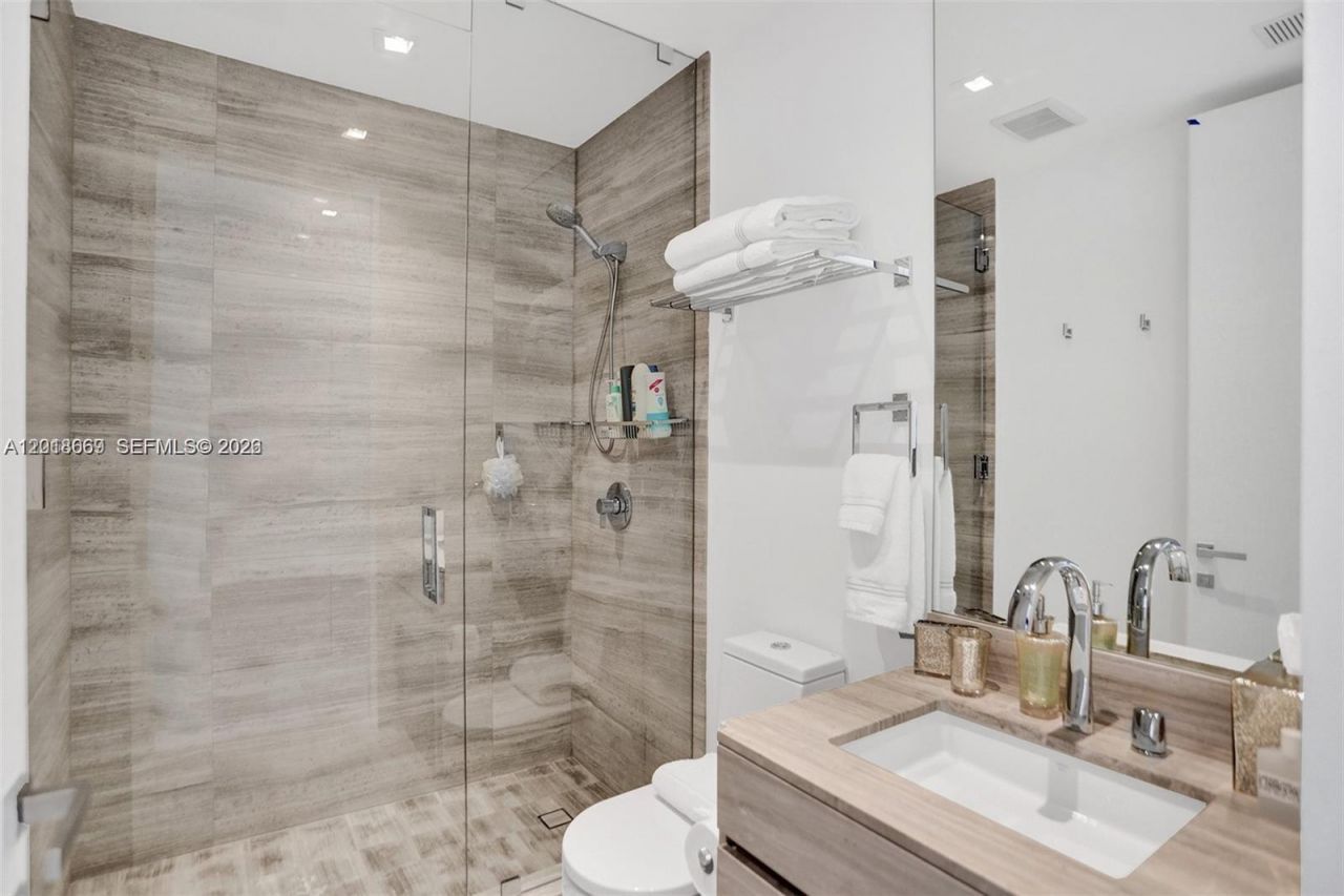 18975 Collins Ave , Unit 2204, Sunny Isles Beach, FL 33160 Photo