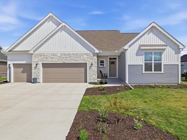 1242 Green Tree DRIVE, Oconomowoc, WI 53066