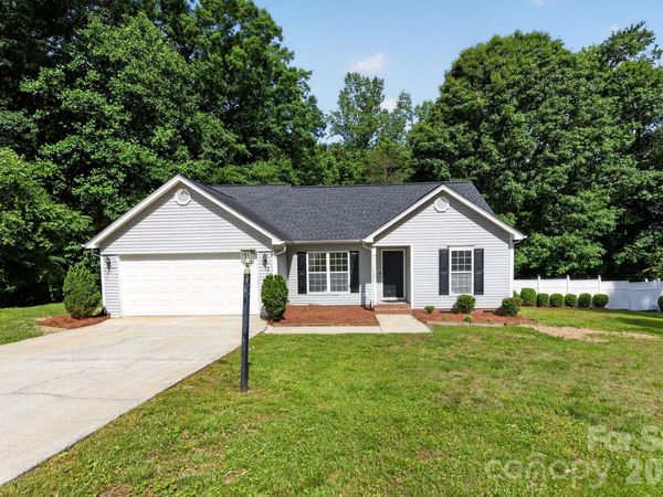 209 Red Oak Court , Gastonia, NC 28052