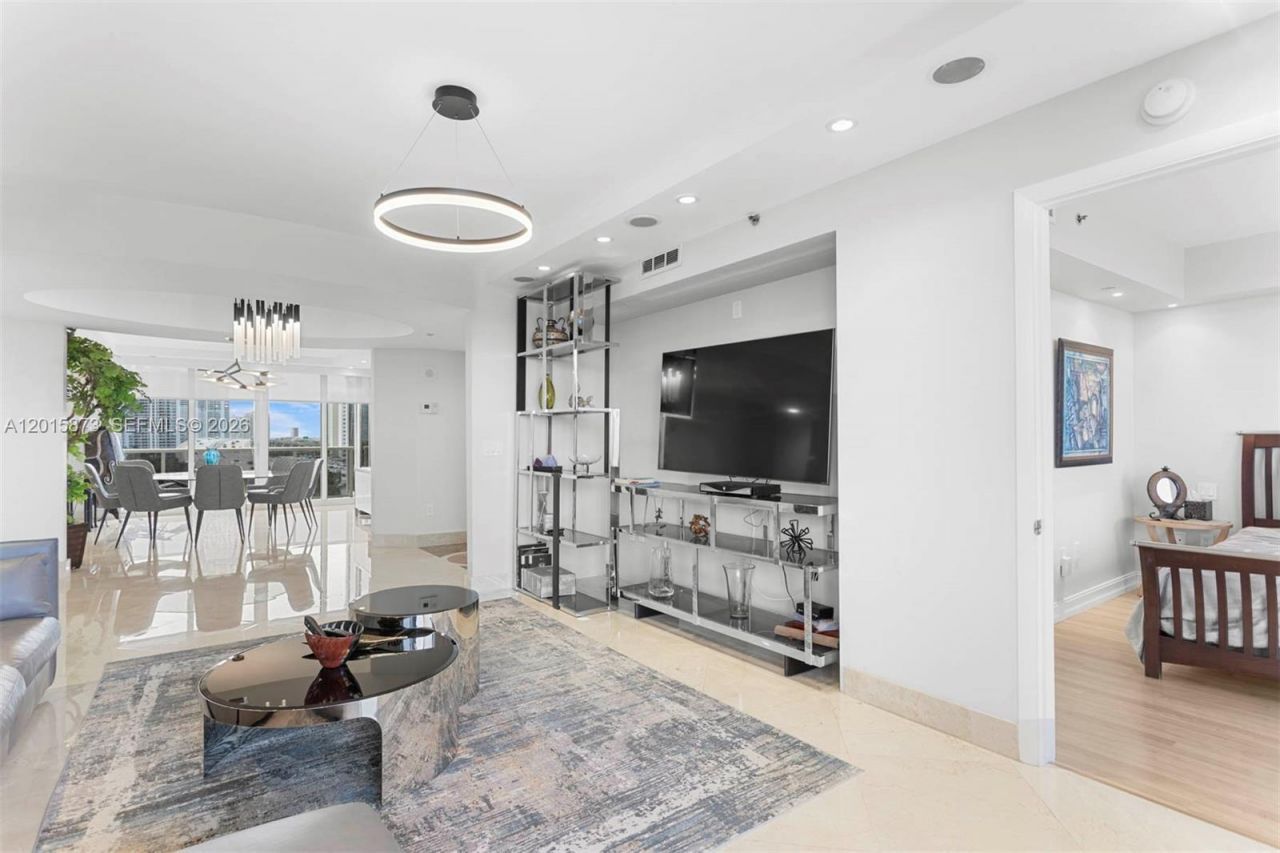 19111 Collins Ave , Unit 604, Sunny Isles Beach, FL 33160 Photo