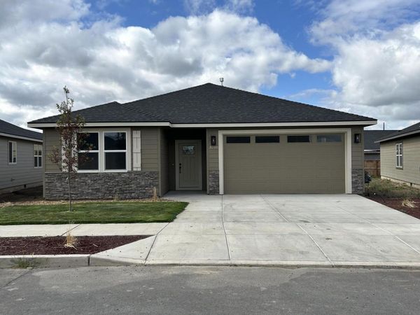 3200 NW Dogwood Avenue, Redmond, OR 97756