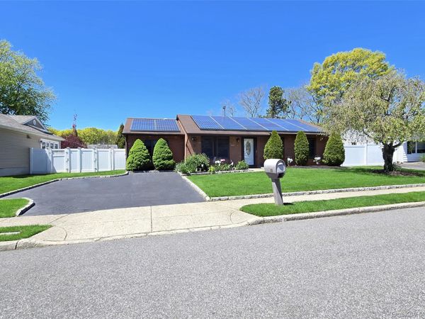 150 Glenmere Way , Holbrook, NY 11741