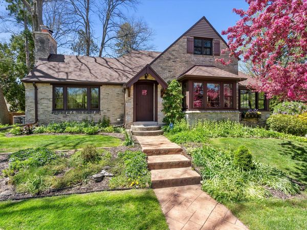 7015 N Milwaukee River Pkwy, Glendale, WI 53209