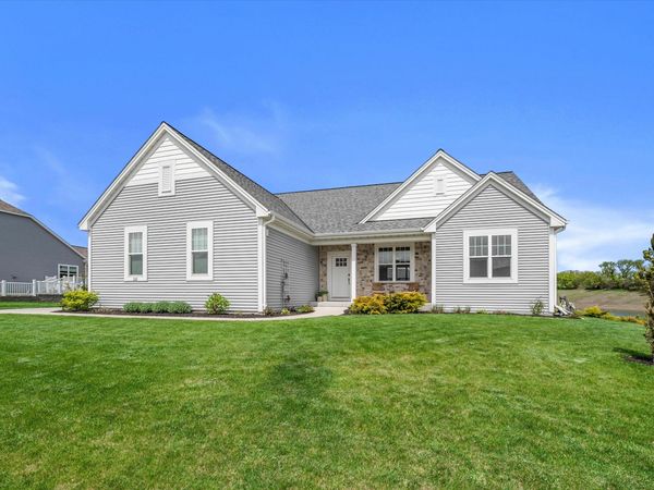 723 Autumn Ridge Ln, Hartford, WI 53027