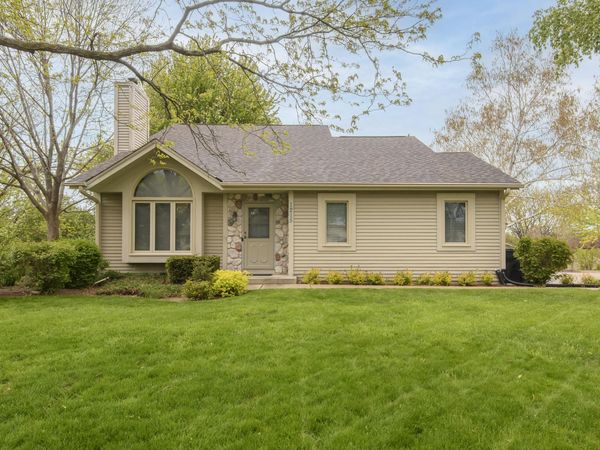 1215 Timber Rdg, Pewaukee, WI 53072