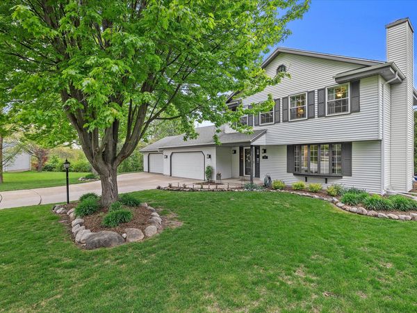 8450 S Heritage Ct, Oak Creek, WI 53154
