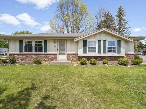 1520 Riverdale Dr, Oconomowoc, WI 53066