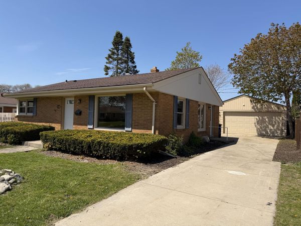 1010 Shorecrest Dr, Racine, WI 53402