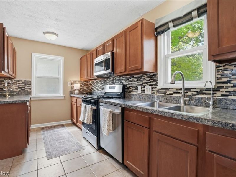 350 E 210th Street, Euclid, OH 44123 Photo 10