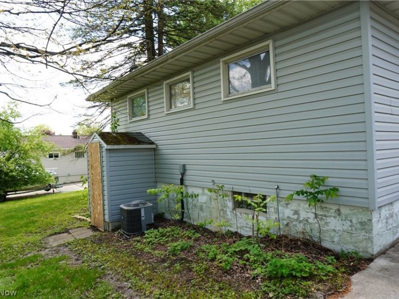 483 17th Street NW, Barberton, OH 44203 Photo 3