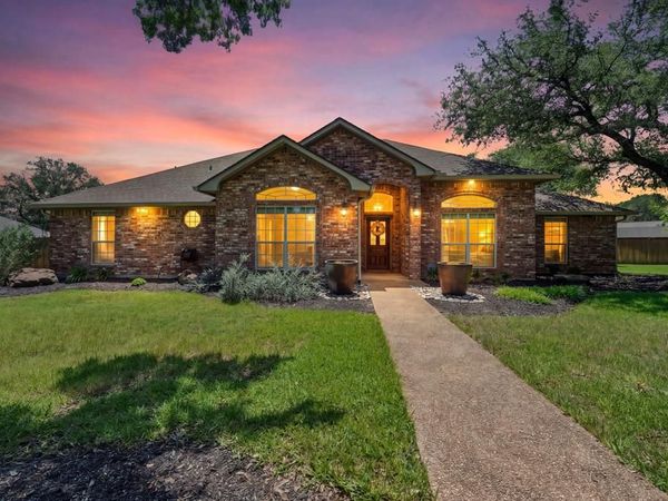 100 Twisted Oak Lane , Crawford, TX 76638