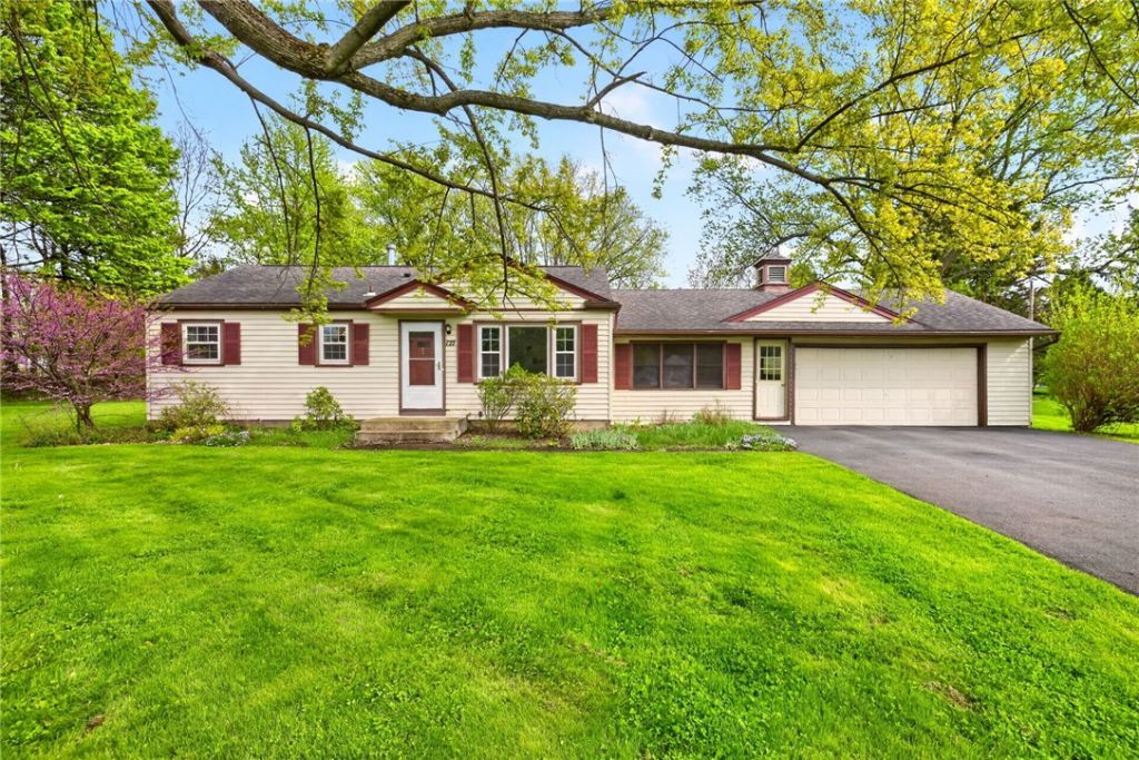 127 Creek Hill Lane, Rochester, NY 14625 Main Photo