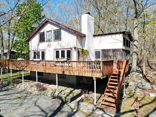 825 N Hillview Place, Hawley, PA 18428
