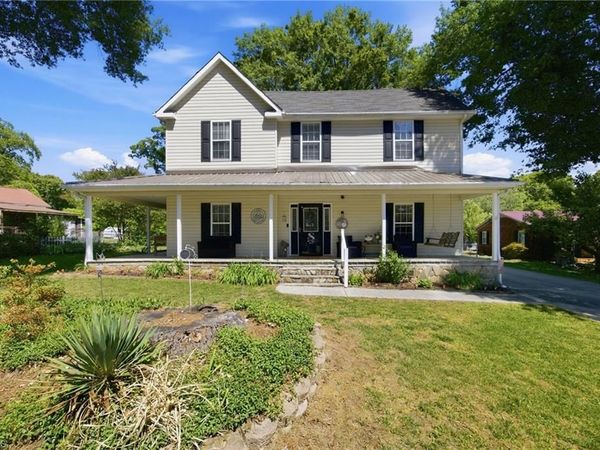 206 3rd Avenue, Taylorsville, NC 28681