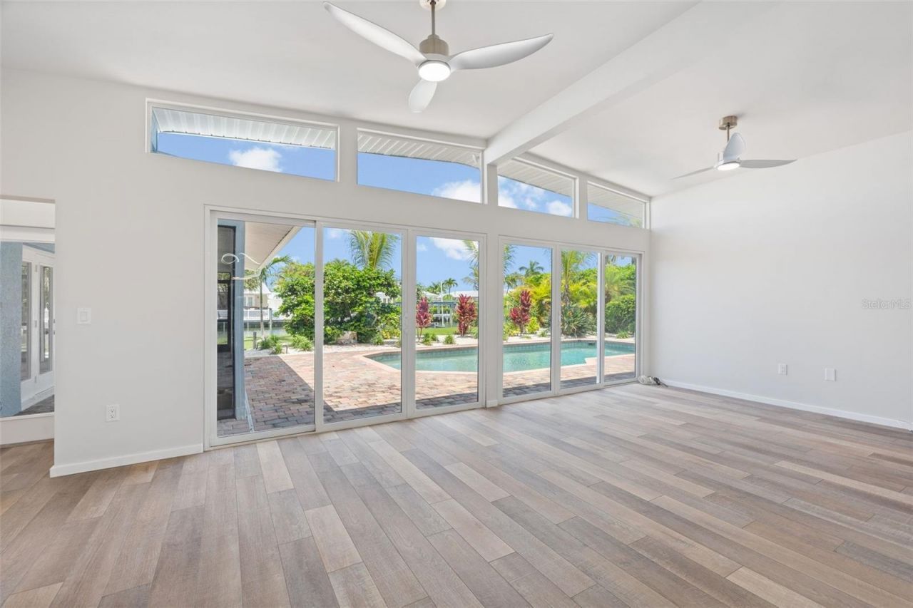 528 Key Royale Drive, Holmes Beach, FL 34217 Photo