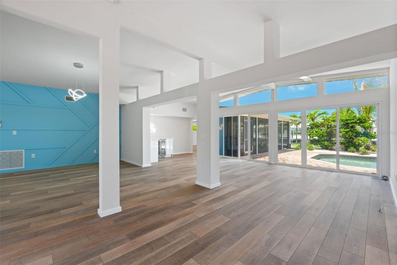 528 Key Royale Drive, Holmes Beach, FL 34217 Photo