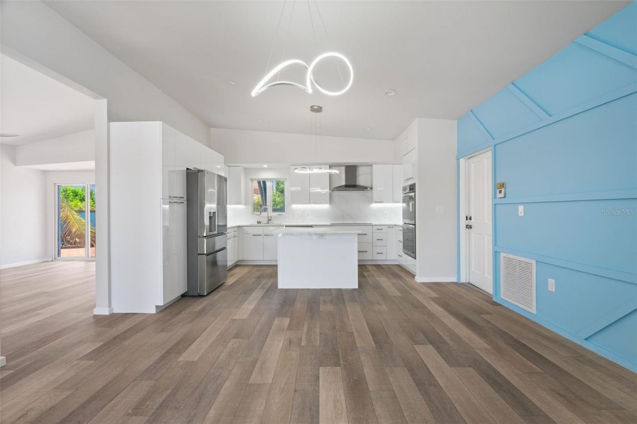 528 Key Royale Drive, Holmes Beach, FL 34217 Photo