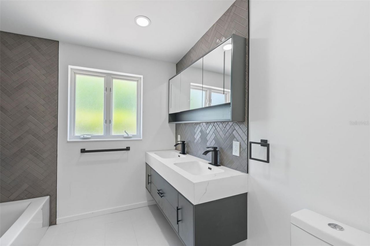 528 Key Royale Drive, Holmes Beach, FL 34217 Photo