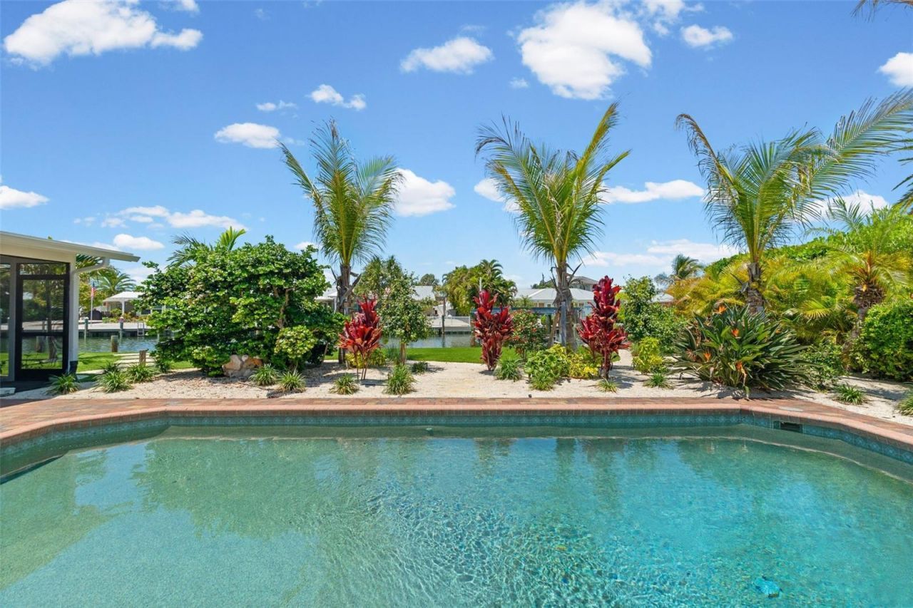 528 Key Royale Drive, Holmes Beach, FL 34217 Photo