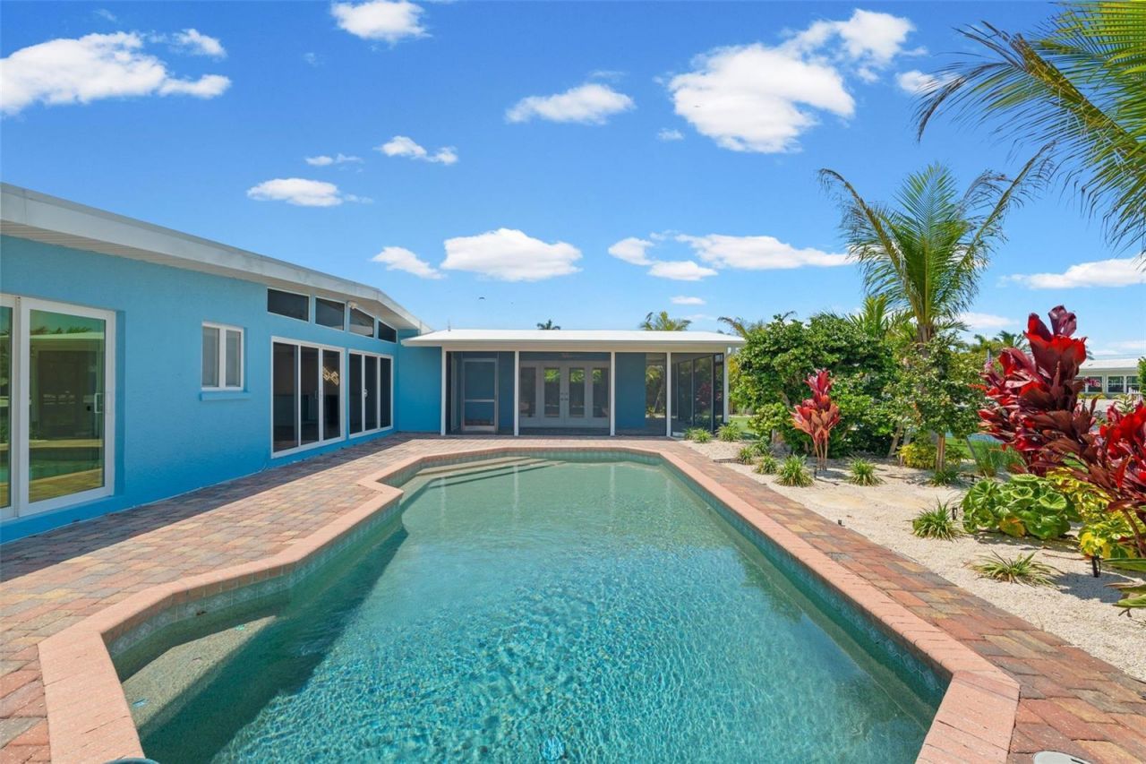 528 Key Royale Drive, Holmes Beach, FL 34217 Photo