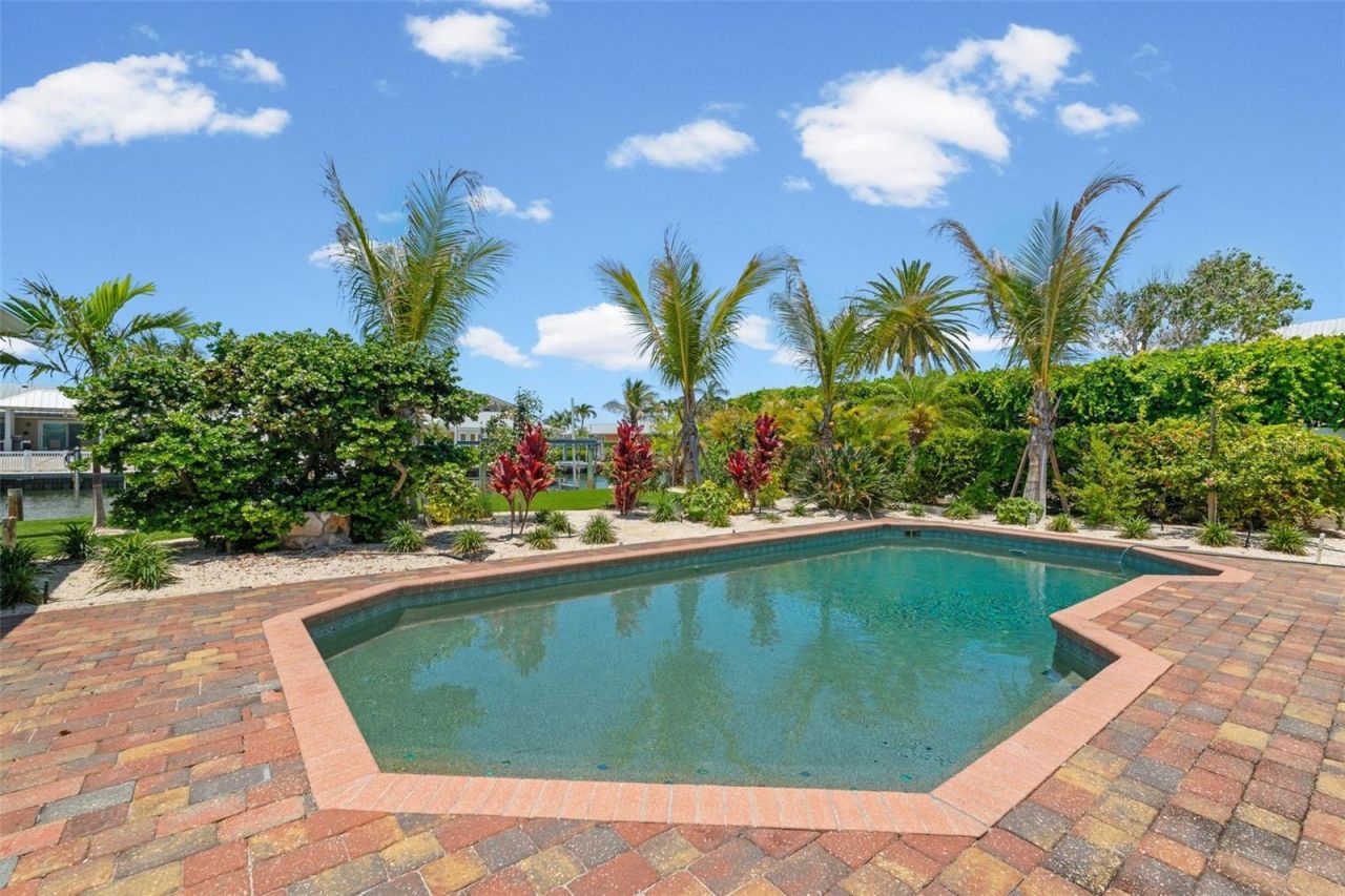 528 Key Royale Drive, Holmes Beach, FL 34217 Photo