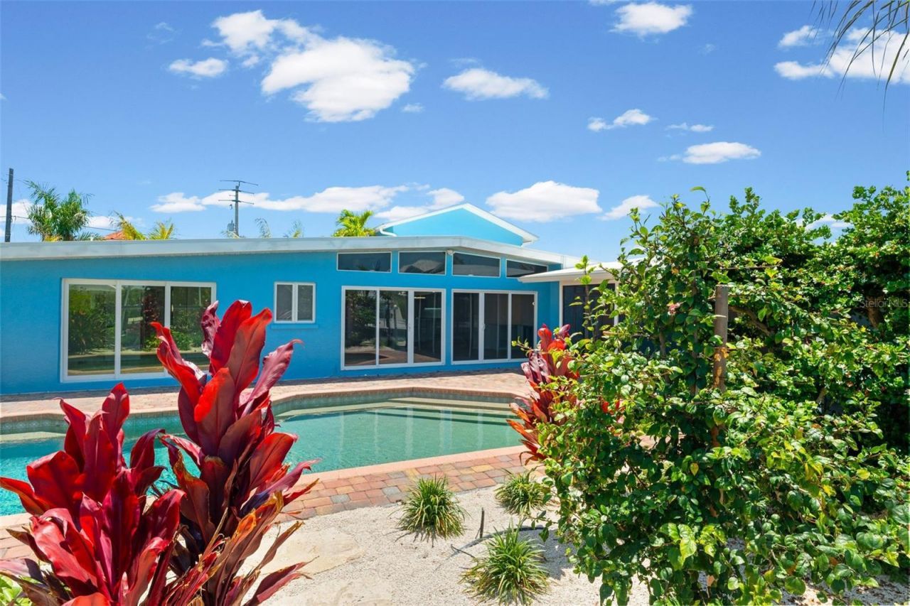 528 Key Royale Drive, Holmes Beach, FL 34217 Photo