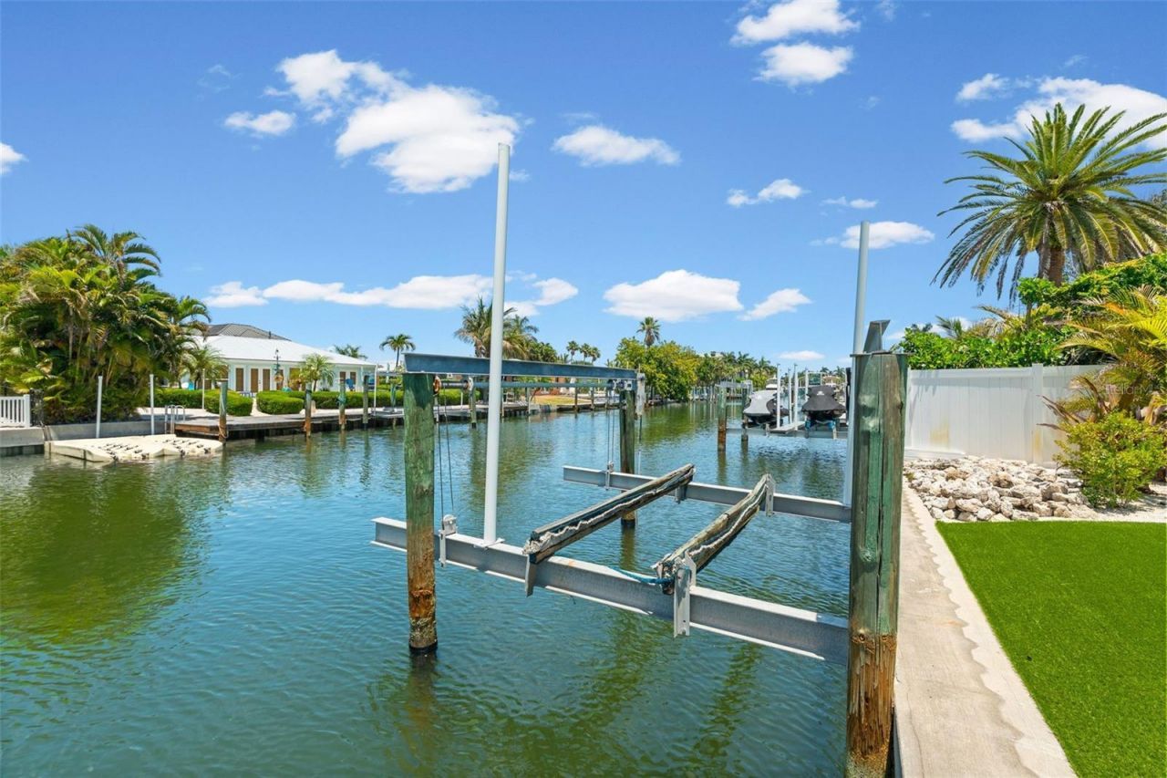 528 Key Royale Drive, Holmes Beach, FL 34217 Photo