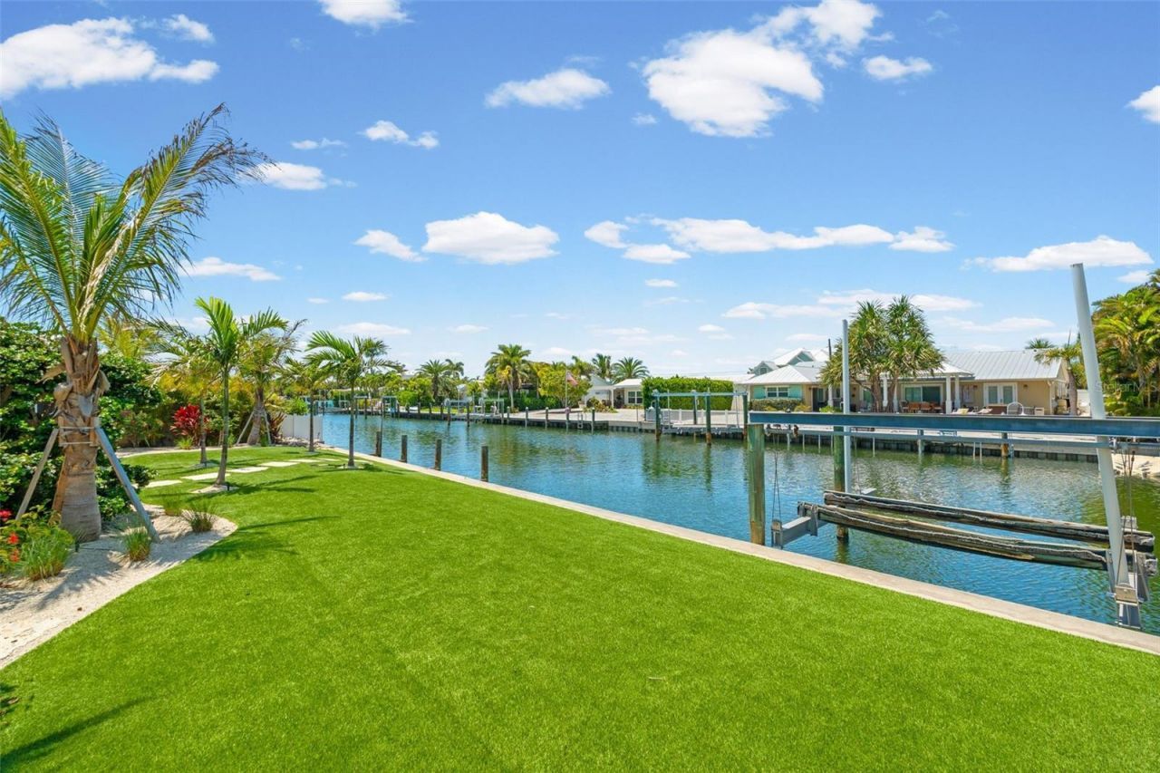 528 Key Royale Drive, Holmes Beach, FL 34217 Photo