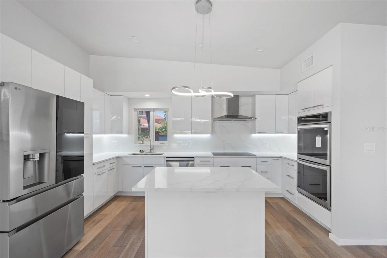 528 Key Royale Drive, Holmes Beach, FL 34217 Photo