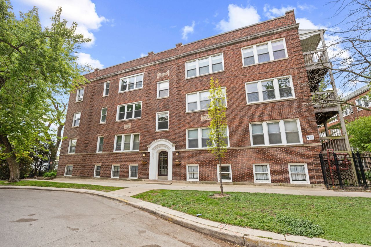 1221 W Jarvis Avenue, Unit 2, Chicago, IL 60626 Main Photo