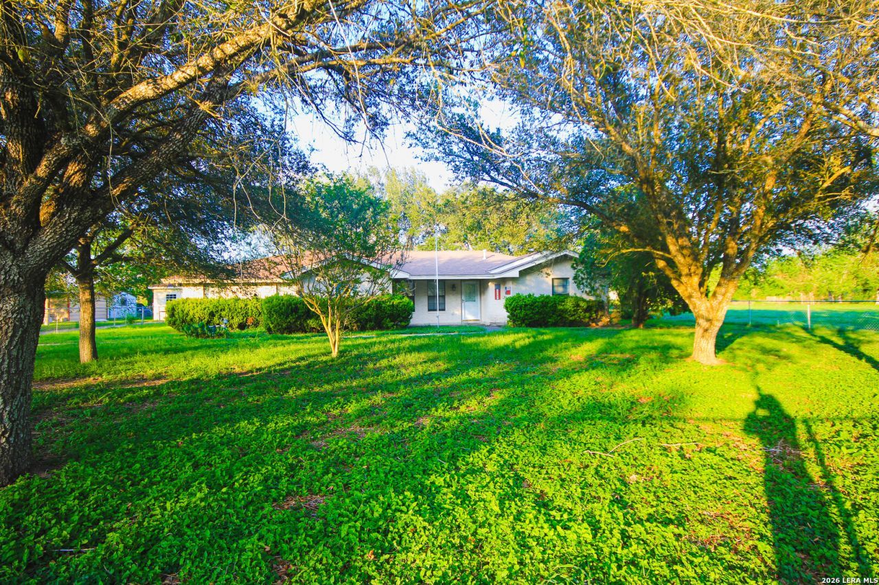 2547 Mari Gail Rd, Beeville, TX 78102 Main Photo