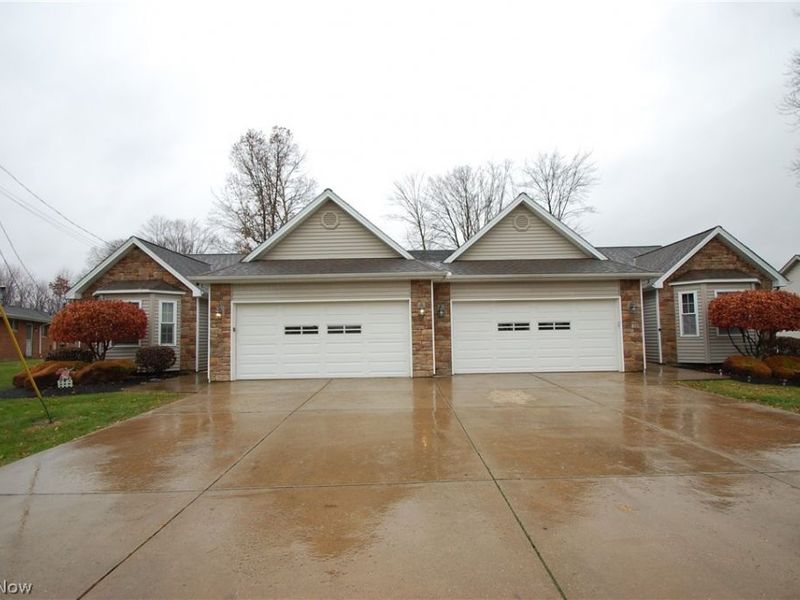 784 Elmwood Drive, Hubbard, OH 44425 Photo 1