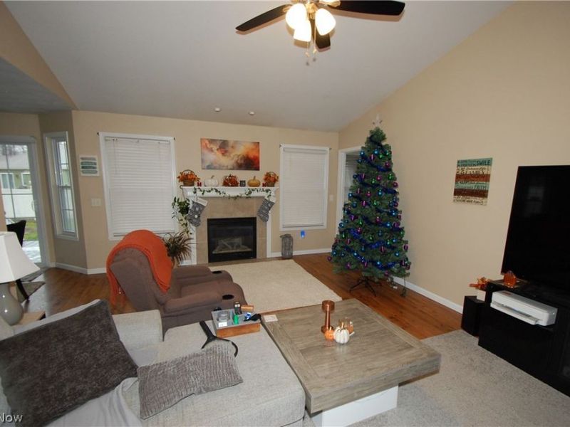 784 Elmwood Drive, Hubbard, OH 44425 Photo 2