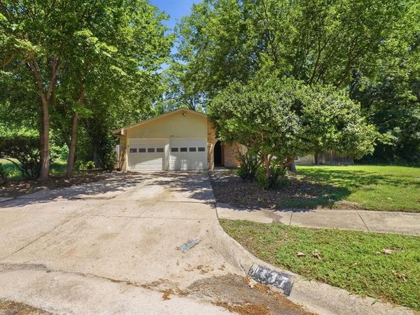 1137 Meadow Creek Court, Lancaster, TX 75146