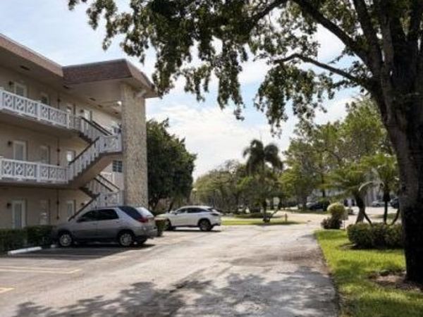 5103 NW 35th Street, Unit 401, Lauderdale Lakes, FL 33319