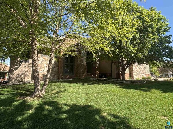 1325 W Wicklow Ct, Sioux Falls, SD 57108