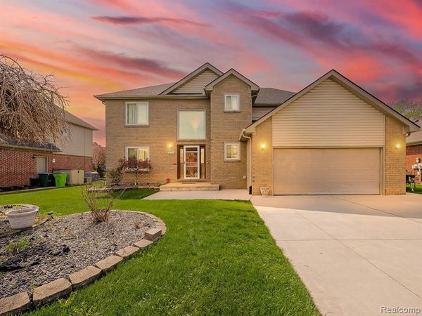 48199 Lafayette Drive, Macomb Twp, MI 48044
